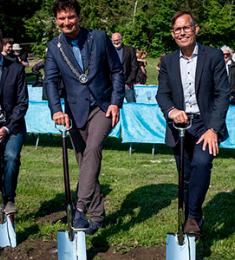 Borgmester Henrik Rasmussen, Formand for Folkeoplysningsudvalget Morten Schou Jørgensen og direktør for Combi Byg A/S Jens Larsen tog første spadestik til Vallensbæks kommende svømmehal.